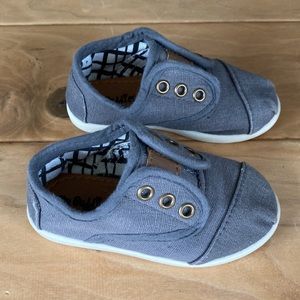 Baby size 4 Canvas shoes. Gray.